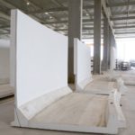 Vue en perspective d'acrotères en béton préfabriqué dans l'usine CIR PREFA