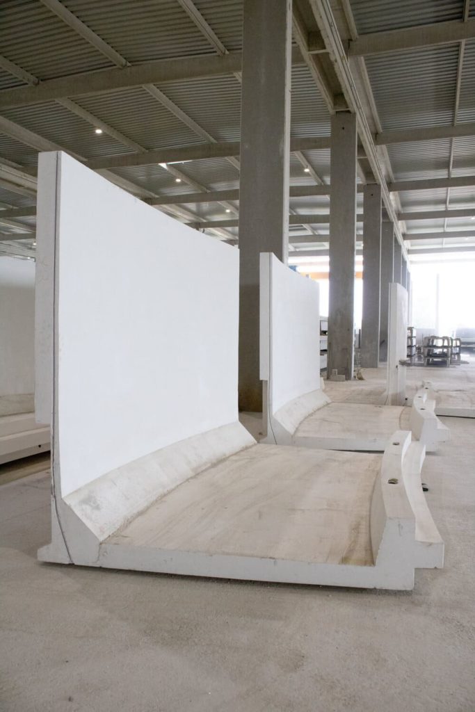 Vue en perspective d'acrotères en béton préfabriqué dans l'usine CIR PREFA