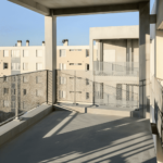 Vue intérieure balcons 3D préfabriqués en béton avec garde-corps perforés – projet Clairsienne