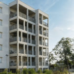Façade d’un immeuble avec structure complète de balcons 3D en béton préfabriqué – projet Clairsienne