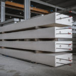 Élément de structure préfabriqué en béton empilé avant livraison sur chantier - produit bandeau