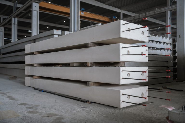 Élément de structure préfabriqué en béton empilé avant livraison sur chantier - produit bandeau