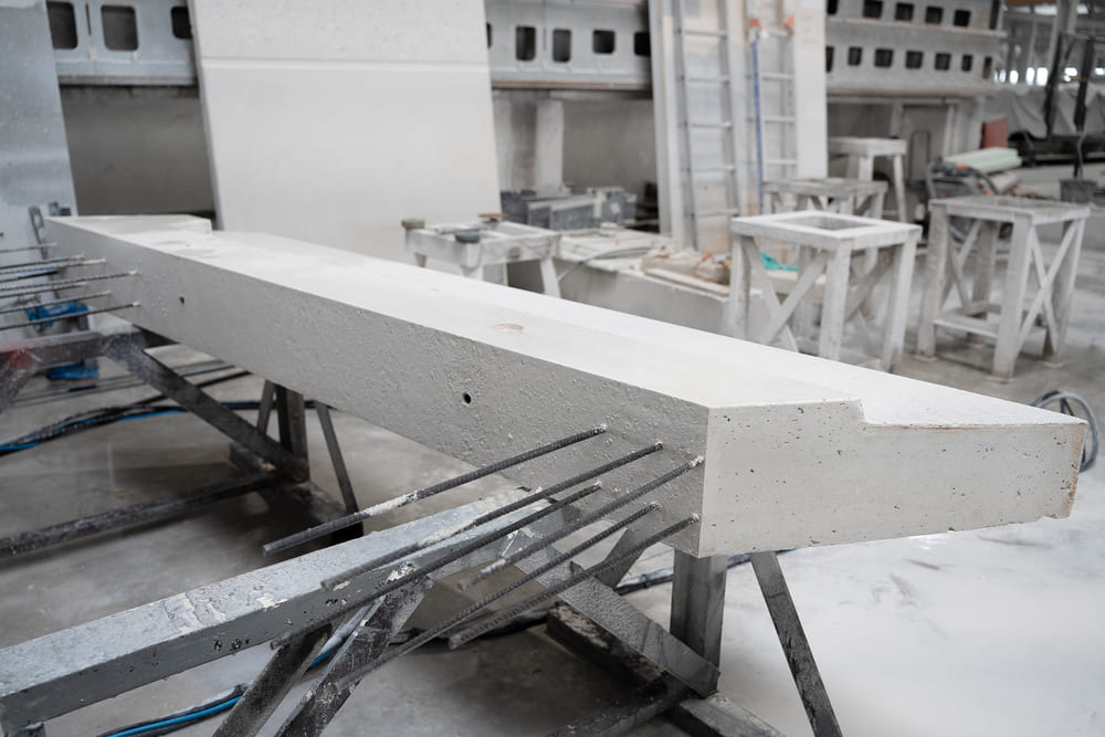 Bandeaux préfabriqués en béton avec armatures acier pour intégration sur chantier