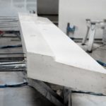 Détail bandeaux en béton avec coupe oblique pour assemblage sur bâtiment