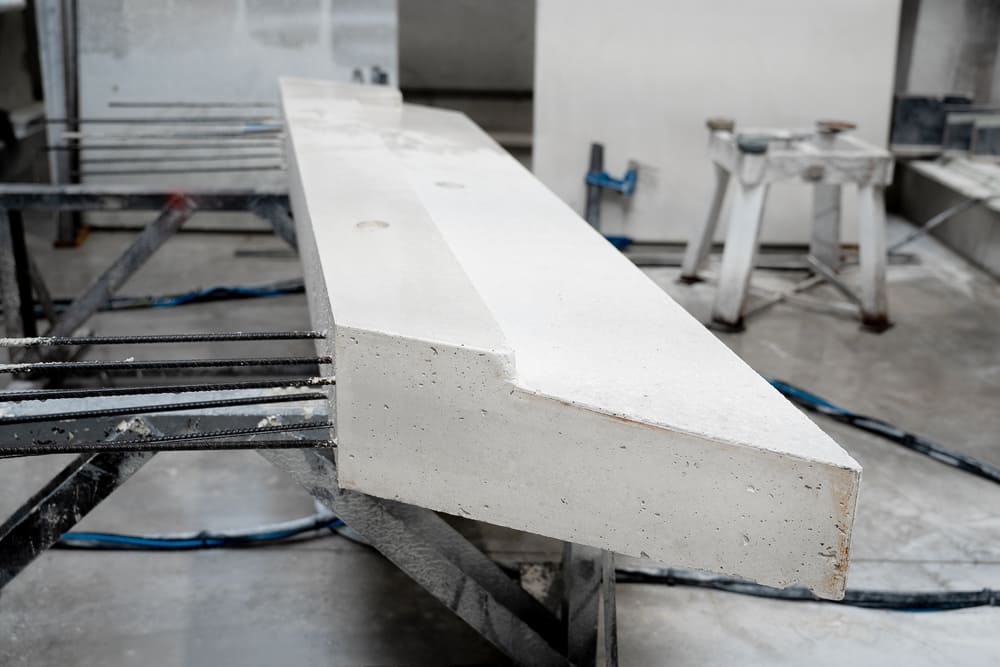 Détail bandeaux en béton avec coupe oblique pour assemblage sur bâtiment