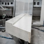 Vue rapprochée d’un bandeau préfabriqué avec emprise pour raccords structurels