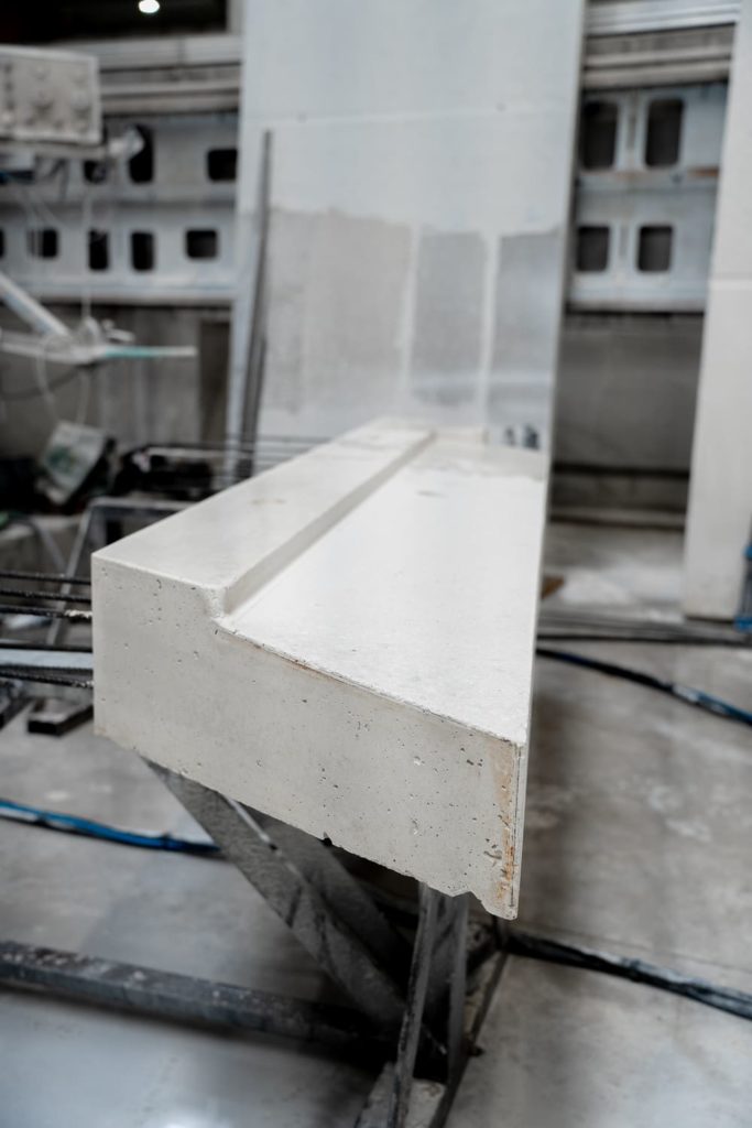 Vue rapprochée d’un bandeau préfabriqué avec emprise pour raccords structurels