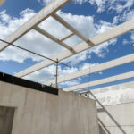 Poutres en béton formant la charpente d’un bâtiment tertiaire