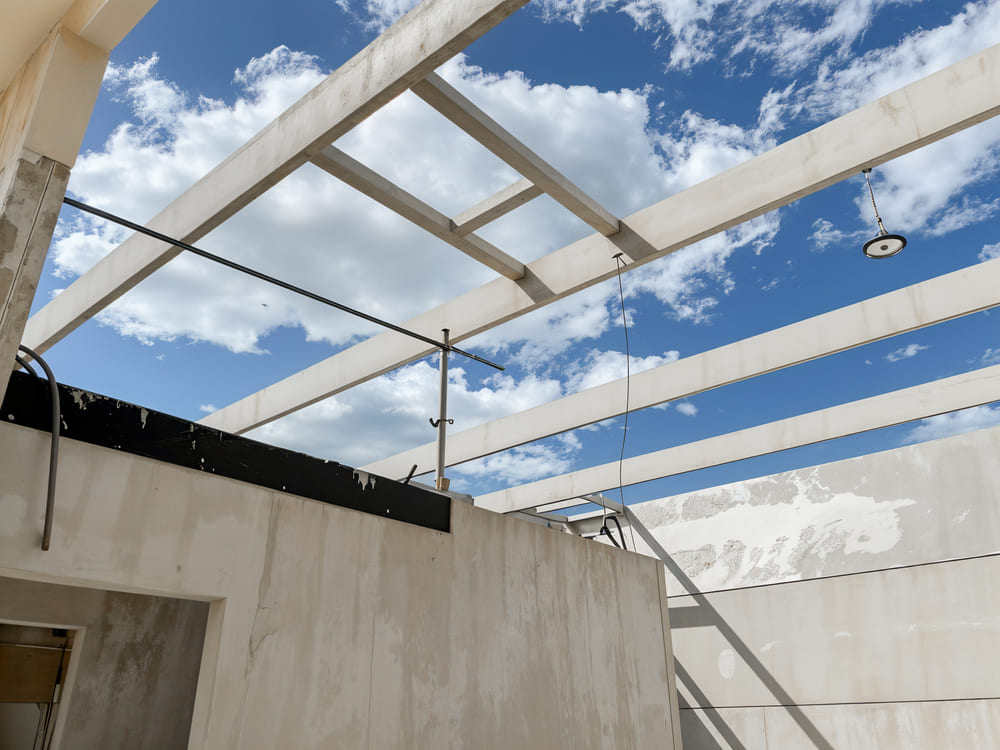 Poutres en béton formant la charpente d’un bâtiment tertiaire