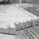 Élément de coursive en béton préfabriqué avec armatures, en cours de finition