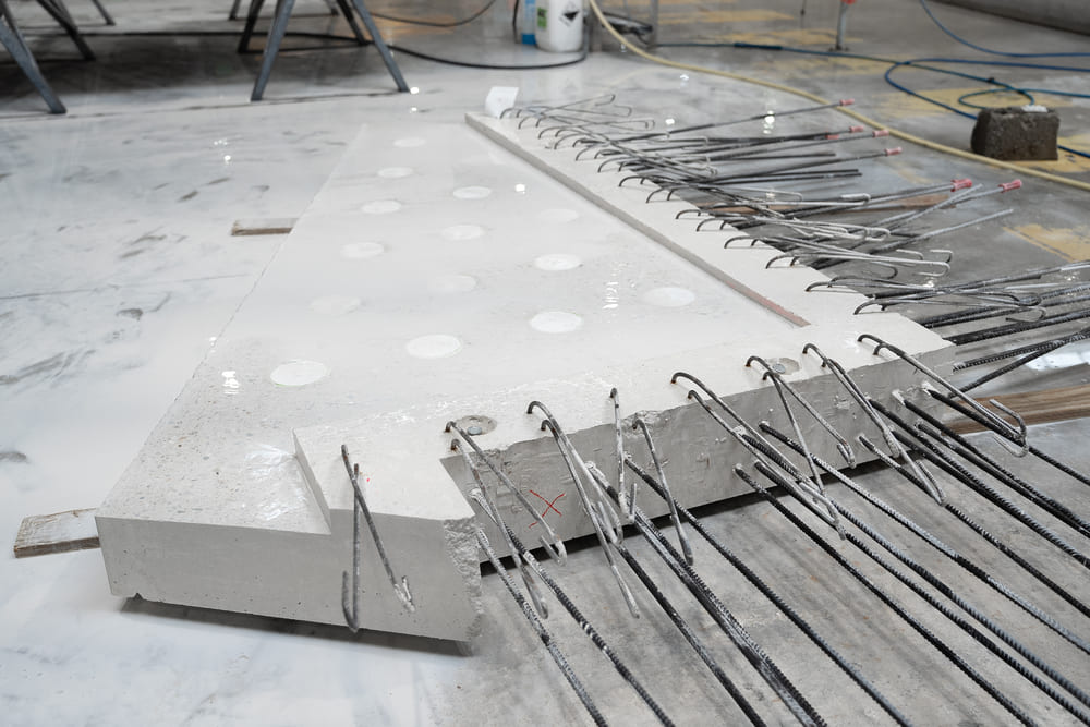 Élément de coursive en béton préfabriqué avec armatures, en cours de finition