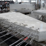 Pièce coursive nettoyé en béton préfabriqué avec armatures, en cours de finition