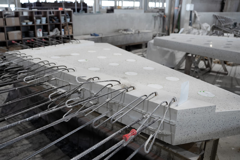 Pièce coursive nettoyé en béton préfabriqué avec armatures, en cours de finition