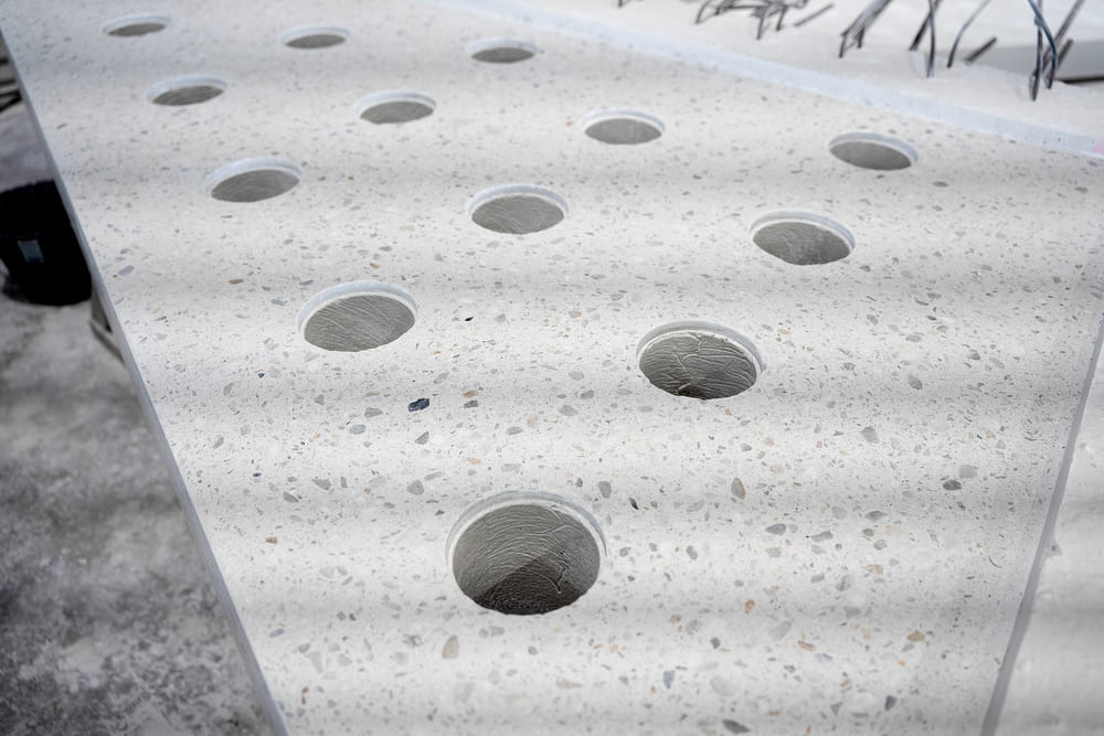 Détail des percements circulaires sur la surface de coursives en béton avec finition polie