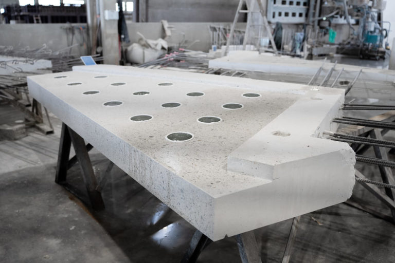 Coursives en béton préfabriqué posée sur trétaux - en fin de fabrication