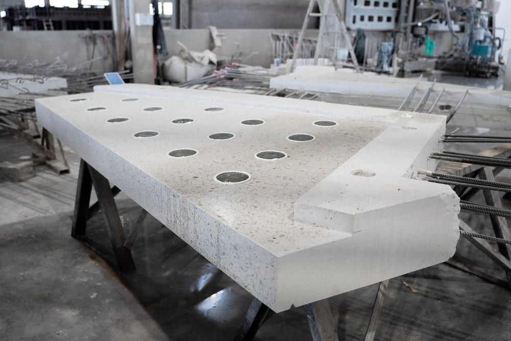 Coursives en béton préfabriqué posée sur trétaux - en fin de fabrication