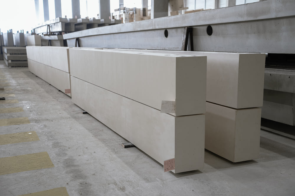 Linteaux en béton préfabriqué empilés dans l’usine CIR PREFA avant export sur chantier