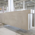 Longs linteaux en béton préfabriqué, prêt à être expédié depuis l’usine CIR PREFA