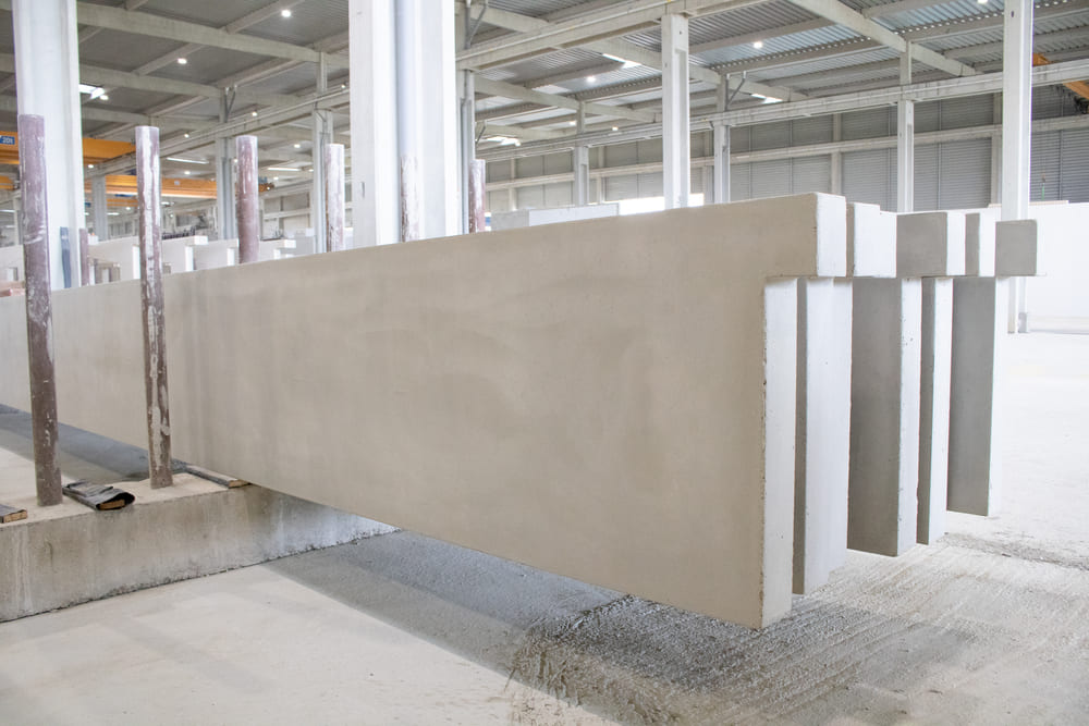 Longs linteaux en béton préfabriqué, prêt à être expédié depuis l’usine CIR PREFA