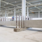 Linteaux en béton brut de grande longueur, entreposés dans l'usine CIR PREFA