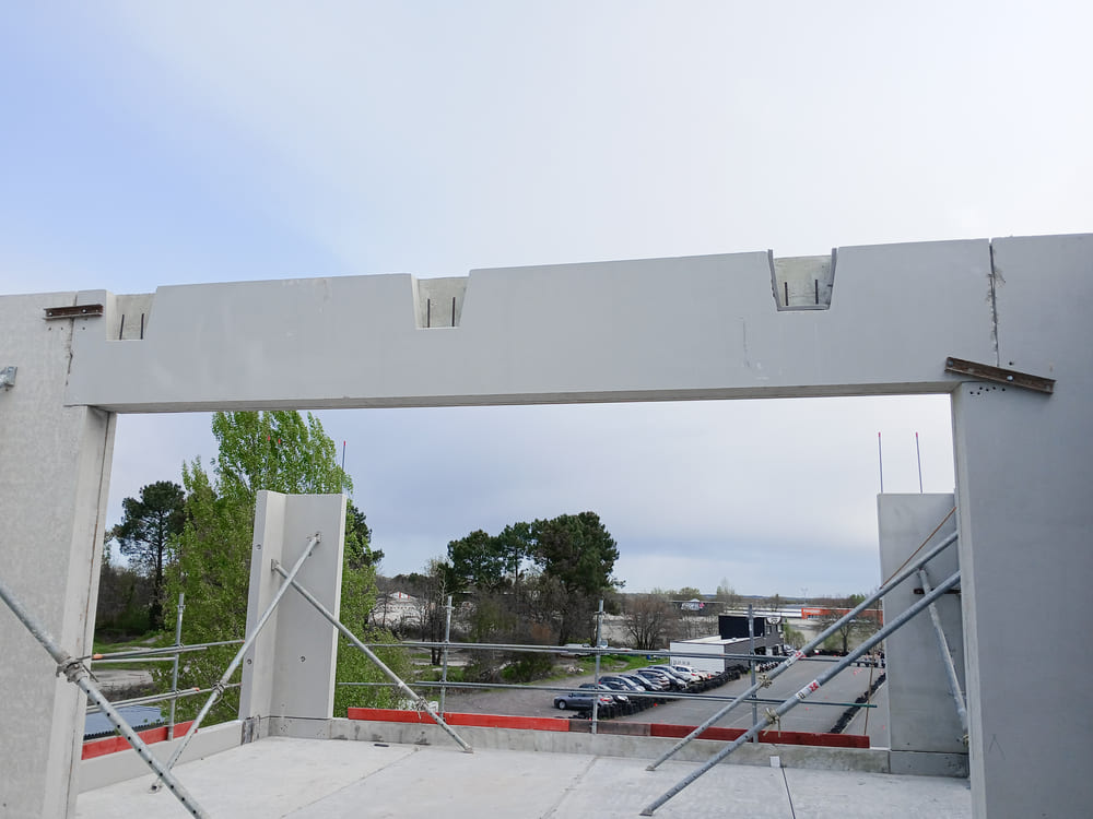 Linteau béton préfabriqué installé sur un chantier de construction de bâtiment par CIR PREFA