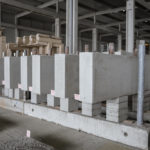 Murs pleins en béton alignés et posés sur blocs dans l’usine CIR PREFA