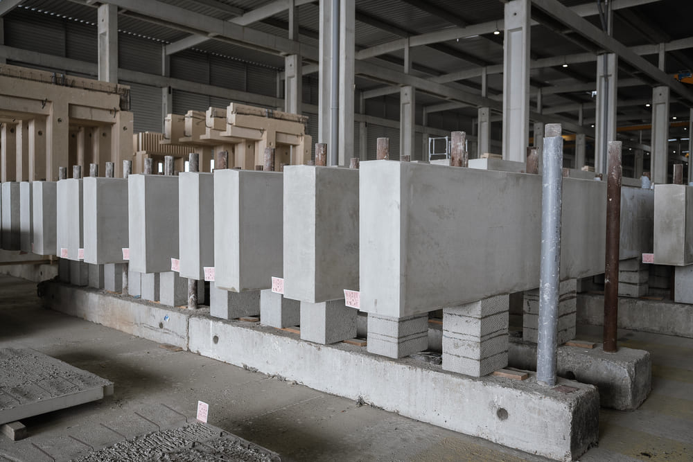 Murs pleins en béton alignés et posés sur blocs dans l’usine CIR PREFA