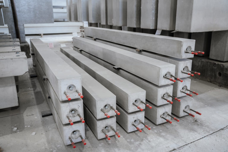 Poteaux en béton préfabriqué organisés dans l’usine CIR PREFA