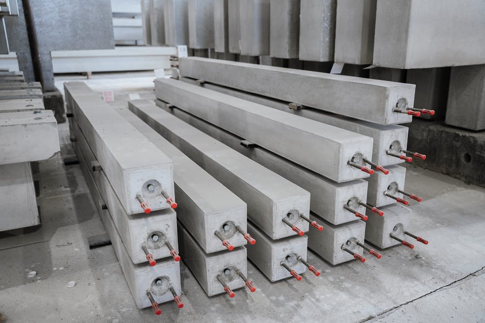 Poteaux en béton préfabriqué organisés dans l’usine CIR PREFA