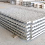 Piles de prédalles en béton préfabriqué entreposées dans l’usine CIR PREFA