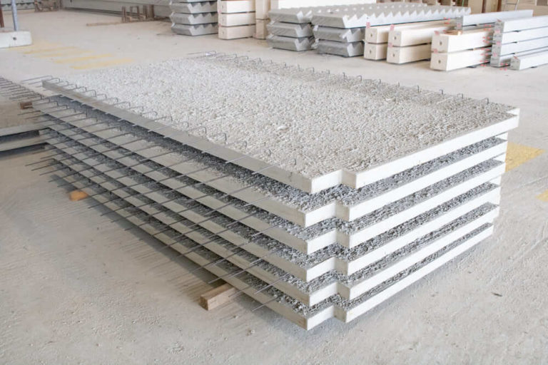 Piles de prédalles en béton préfabriqué entreposées dans l’usine CIR PREFA