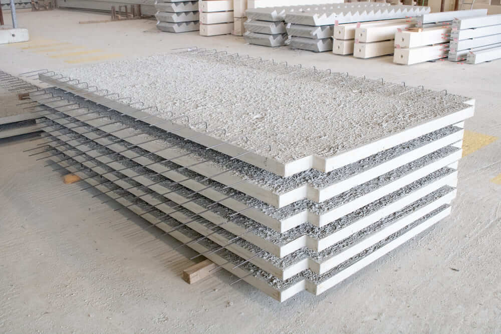 Piles de prédalles en béton préfabriqué entreposées dans l’usine CIR PREFA