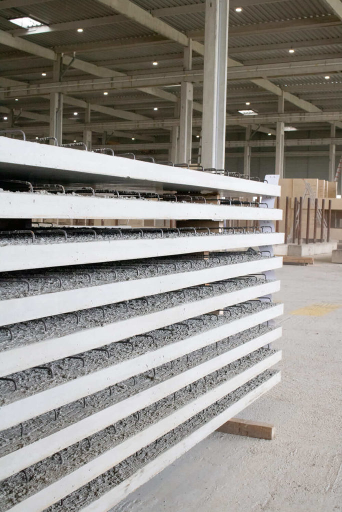 Empilement latéral de prédalles en béton préfabriqué dans l’usine CIR PREFA