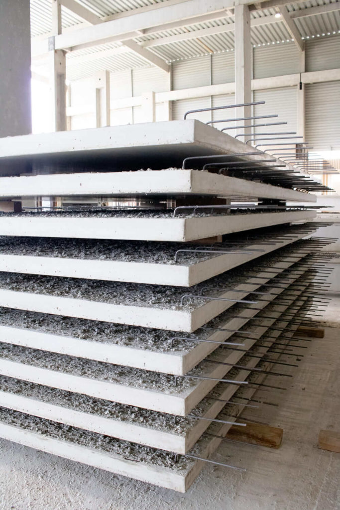Dalles béton préfabriqué empilées entreposées dans l’usine CIR PREFA