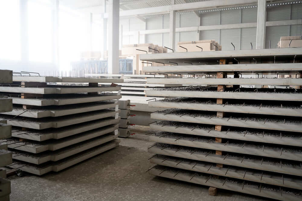 Vue d’ensemble d’un lot de dalles en béton préfabriqué dans l'usine CIR PREFA