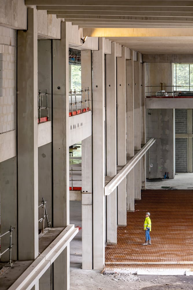 Vue intérieure d’un chantier de construction en béton préfabriqué – structure en hauteur