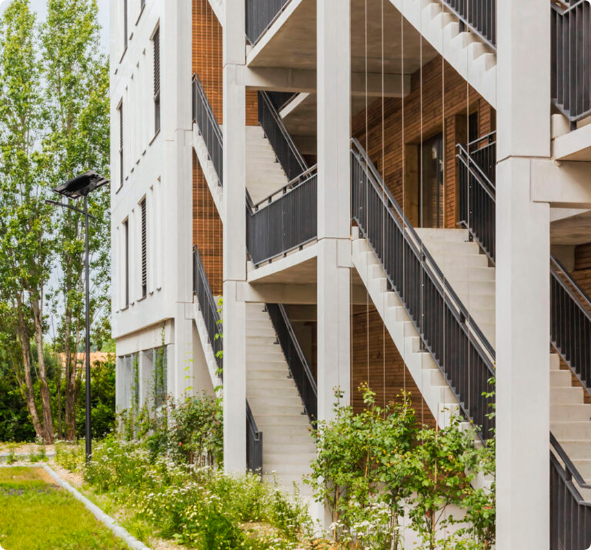 Bâtiment de bureaux à ossature béton préfabriquée conçu par CIR PREFA, intégrant une structure moderne et des façades végétalisées