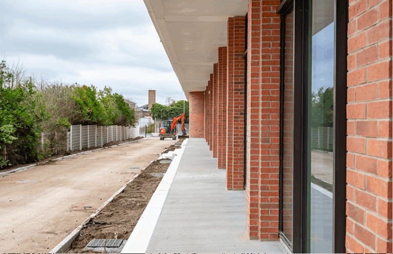 Vue latérale de la façade en briques et béton du projet Imaginarium, réalisée par CIR PREFA