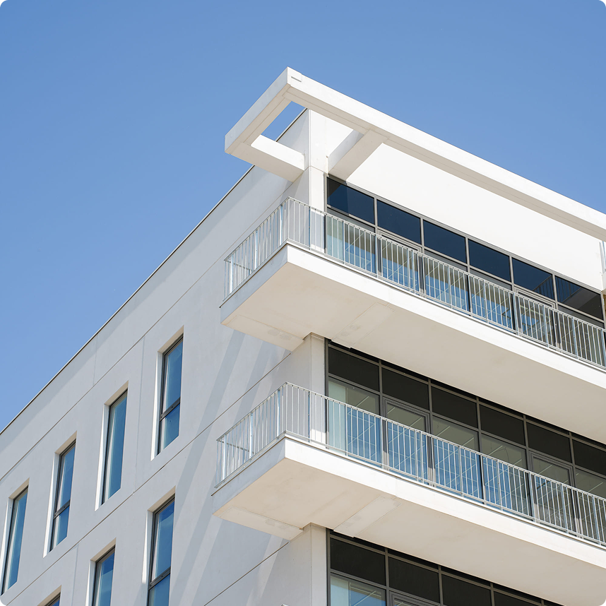 Vue architecturale d’un immeuble moderne conçu en béton préfabriqué, reflet du savoir-faire CIR PREFA en construction contemporaine