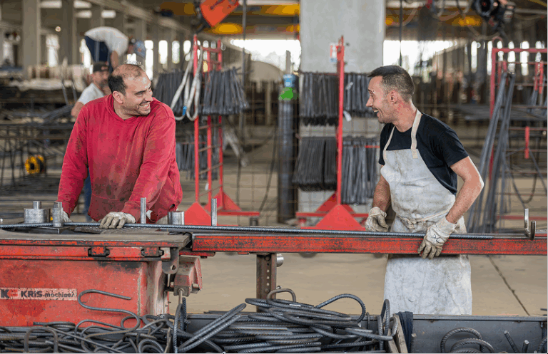 Deux collaborateurs de CIR PREFA travaillant dans l’usine de production