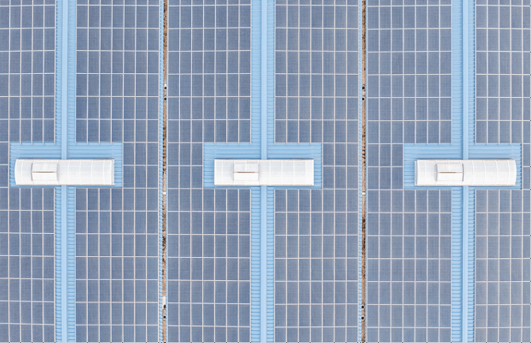 Vue aérienne des toitures de l’usine CIR PREFA couvertes de panneaux solaires pour la production d’énergie renouvelable