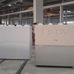 Blocs béton préfabriqués empilables CIR PREFA présentés en usine, dont un modèle personnalisé avec marquage FSDV en relief.